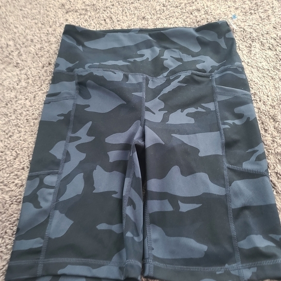 Yogalicious bikers shorts size medium - Picture 5 of 7